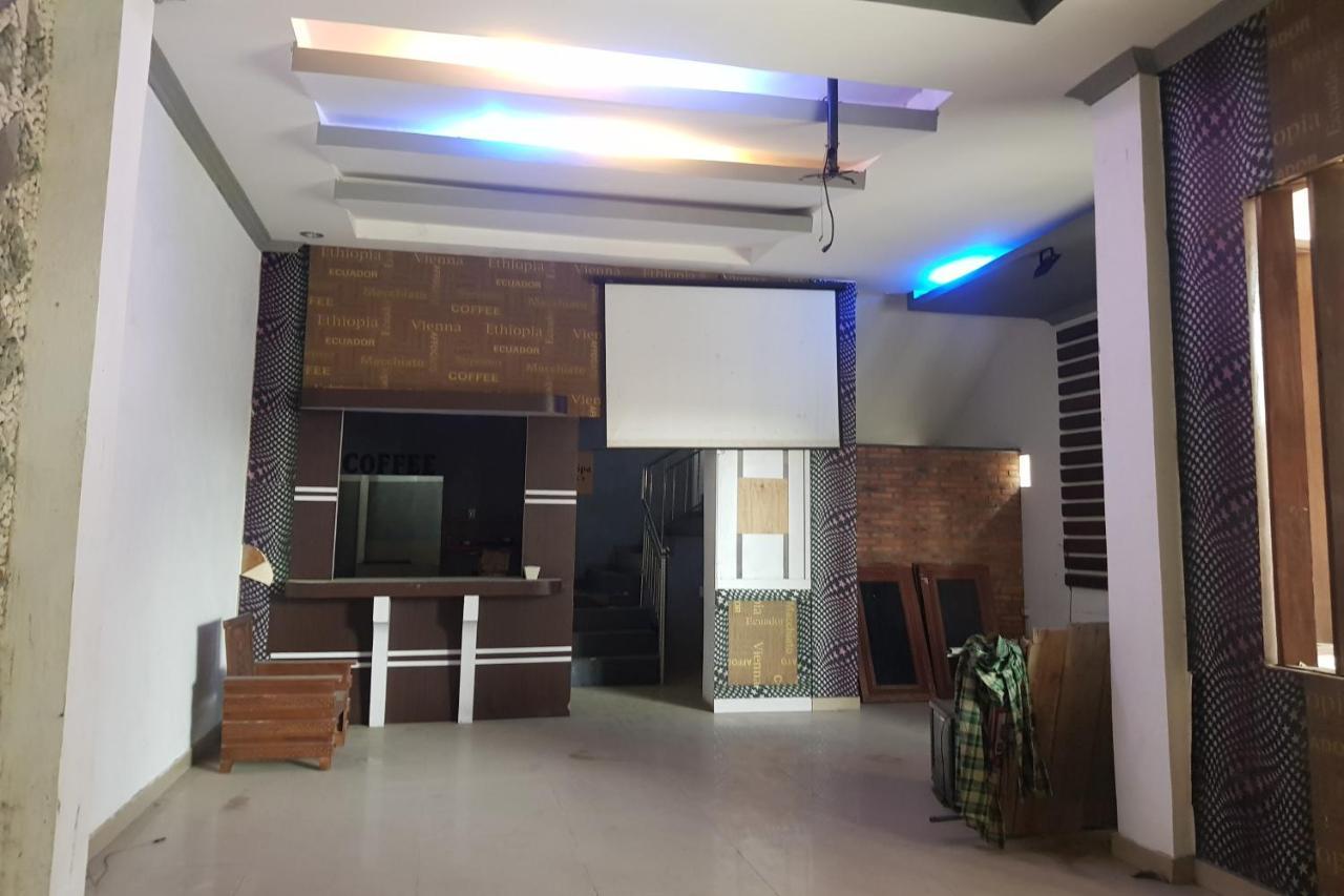 Oyo 91647 Sanina Residence Пематансиантар Екстериор снимка